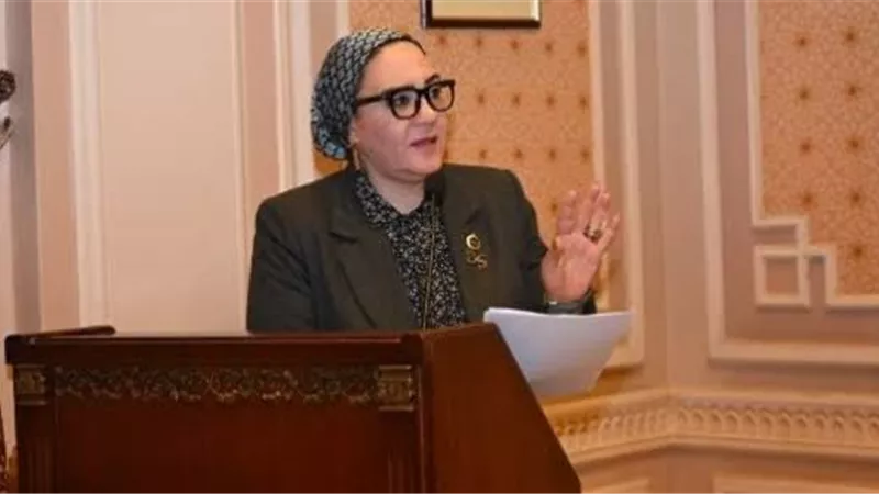مناهج الابتدائي صعبة لدرجة أن الأسرة تحتاج إلى «دكتورة» لمساعدة الأطفال.. نائبة تفجر مفاجأة