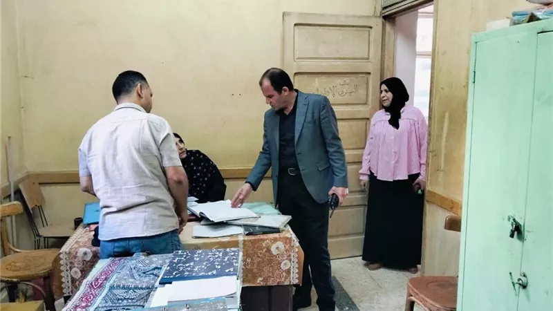 توجيهات برفع الأتربة من الطريق السريع خلال متابعة الانضباط بأتميدة وكوم النور