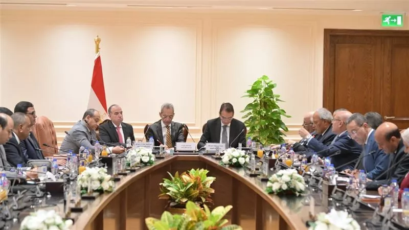 بحضور 5 محافظين.. مطالب بتوسيع صلاحيات المحافظات وزيادة أجور العاملين بالإدارة المحلية