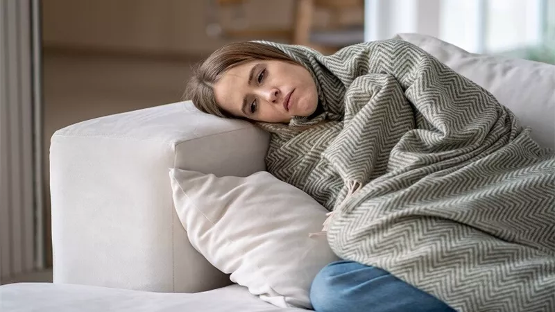 تشعر بالبرد أكثر من المحيطين بك.. أسباب صحية قد لا تتوقعها