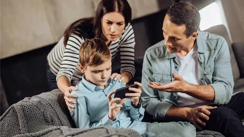 في 6 خطوات.. كيف تتعامل مع اكتشاف مشاهدة ابنك للمحتوى الإباحي؟
