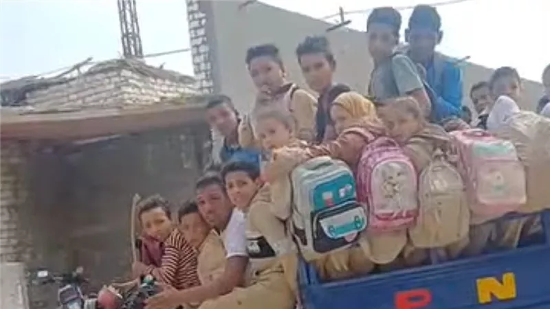 مواطن يوثق مشهدًا مثيرًا للقلق في الفيوم.. أكثر من 20 تلميذًا على تروسيكل