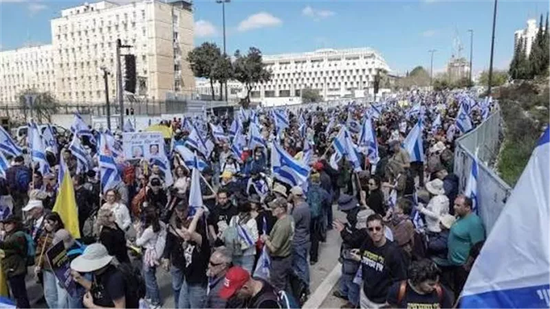 قبل الانتخابات بـ3 أيام.. آلاف الإسرائيليين يتظاهرون ضد حكومة نتنياهو 