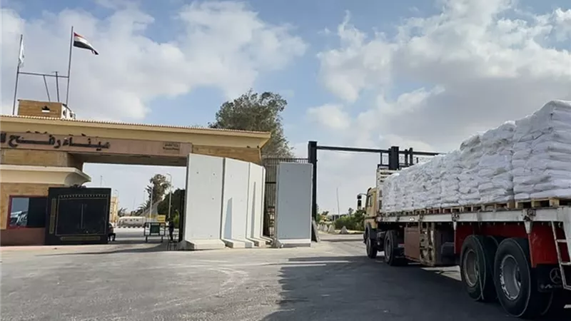 الهلال الأحمر المصري يدفع بـ280 شاحنة دقيق وسلال غذائية لمواجهة أزمة الخبز في غزة