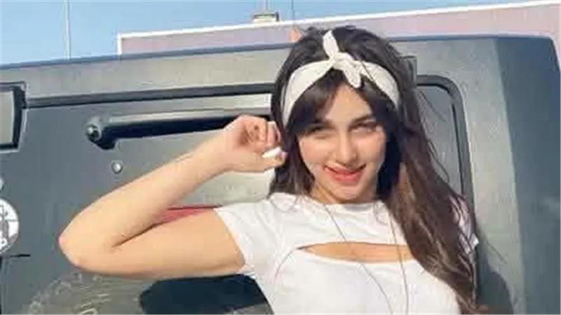 التحقيق مع البلوجر منار سامي وزوجها في اتهامهما بالاتجار بالمواد المخدرة بالجيزة