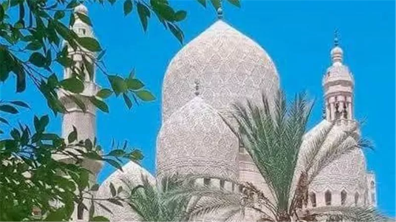 مسجد سيدي ياقوت العرش.. منارة روحانية ومعلم تاريخي بارز في قلب الإسكندرية