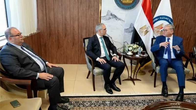 وزير البترول يبحث مع 