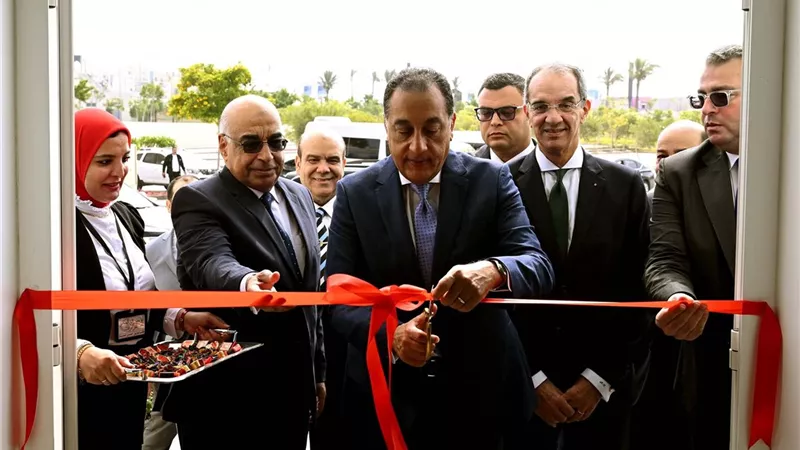 مدبولي يفتتح مجمع الشهر العقاري والتوثيق بمدينة العلمين الجديدة