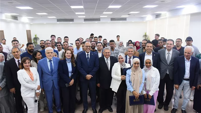 وزير العمل يسلّم شهادات تدريب على مهنة 
