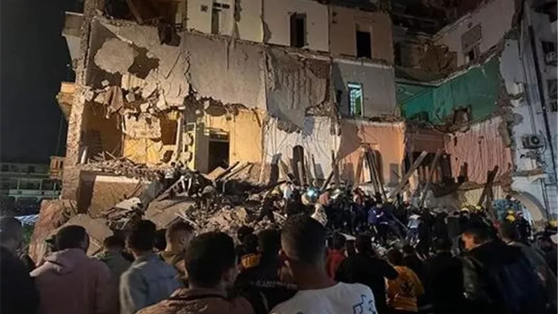 انهيار جزئي في عقار خلف مسجد أحمد بن طولون بالخليفة 