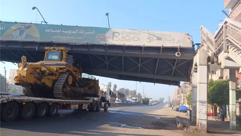 صور| سقوط كوبري مشاة بطوخ.. والنقل تصدر بيانا عاجلاً
