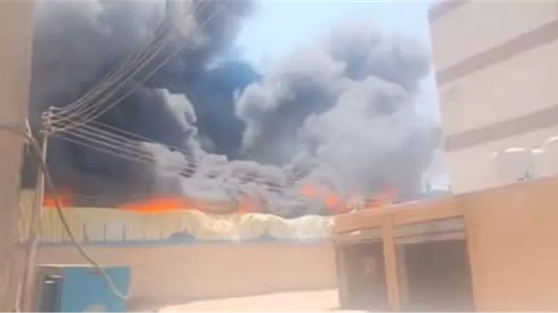الدفع بـ 10 سيارات إطفاء للسيطرة على حريق هائل داخل مصنع منظفات بالبدرشين