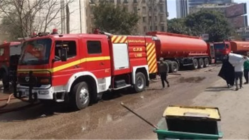 حريق هائل بمصنع بن في أكتوبر.. والدفع بـ10 سيارات إطفاء للسيطرة على النيران