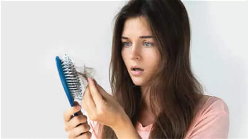 6 أنواع من الفيتامينات نقصها بالجسم يسبب تساقط الشعر