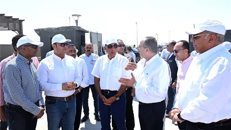 مدبولي يتفقد محطة لتحلية مياه البحر بالعلمين الجديدة