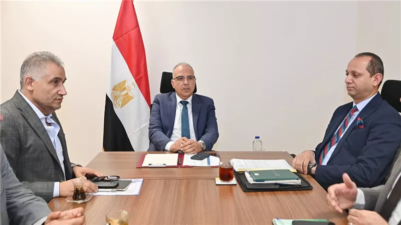 وزير الري يتابع أعمال إزالة الحشائش وورد النيل والتعديات على مجرى النهر