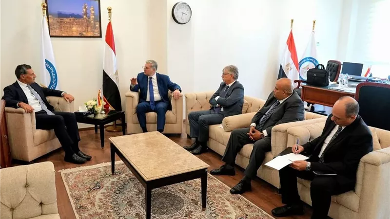 جلسة مباحثات بين وزير البترول ورئيس 