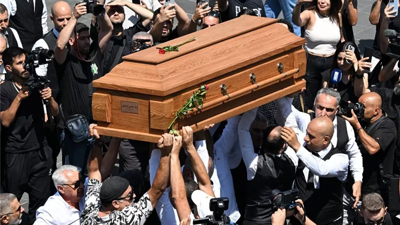 توافد فني واسع لتقديم العزاء لفيروز في رحيل زياد الرحباني