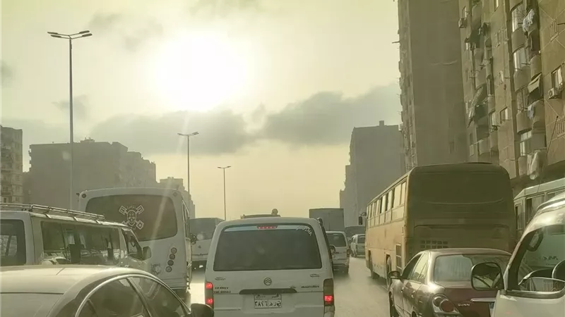 تباطؤ أعلى كوبري أكتوبر وكثافات بصلاح سالم.. خريطة المرور بمحاور القاهرة والجيزة
