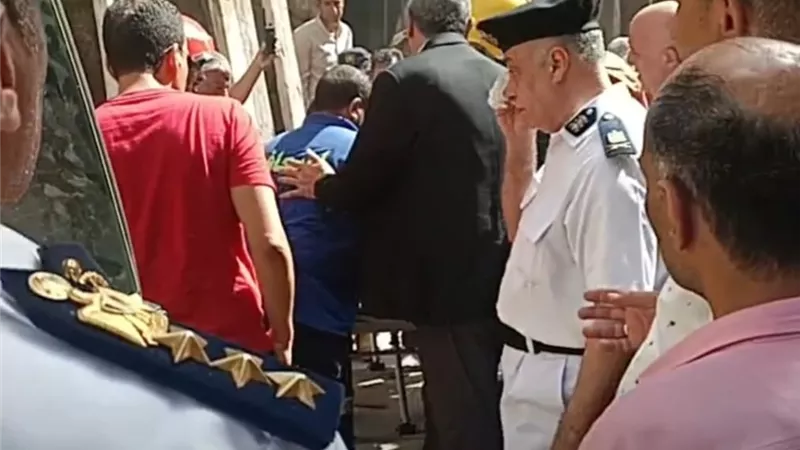 مصرع سيدة وإنقاذ نجلها في انهيار جزئي لعقار قديم بطنطا (صور)