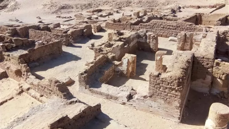 الكشف عن أطلال لمباني سكنية وكنائس ومقابر بمنطقة آثار واحات الخارجة الإسلامية والقبطية بالوادي الجديد