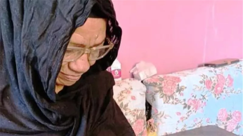 قاهرة الأمية.. محافظ أسوان يشيد بالسيدة فاطمة على محمد 76 عامًا