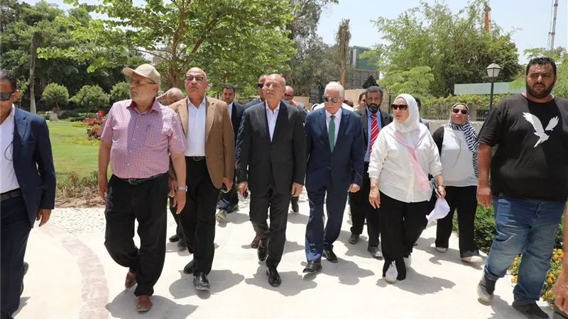 مستشار رئيس الجمهورية ومحافظ القاهرة يتابعان تطوير حديقة الأزبكية