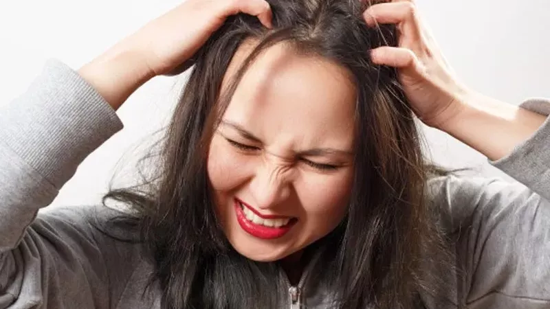 5 علاجات منزلية فعالة لشعر ناعم ولامع بعيدا عن التجعد