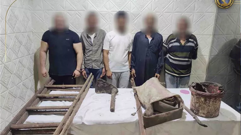 ضبط 5 أشخاص أثناء التنقيب عن الآثار بحدائق القبة