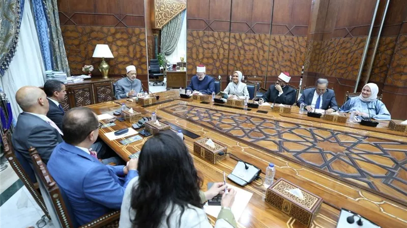 الإمام الطيب لسفراء مصر الجدد: واجهوا فكر الهيمنة برسالة الأزهر