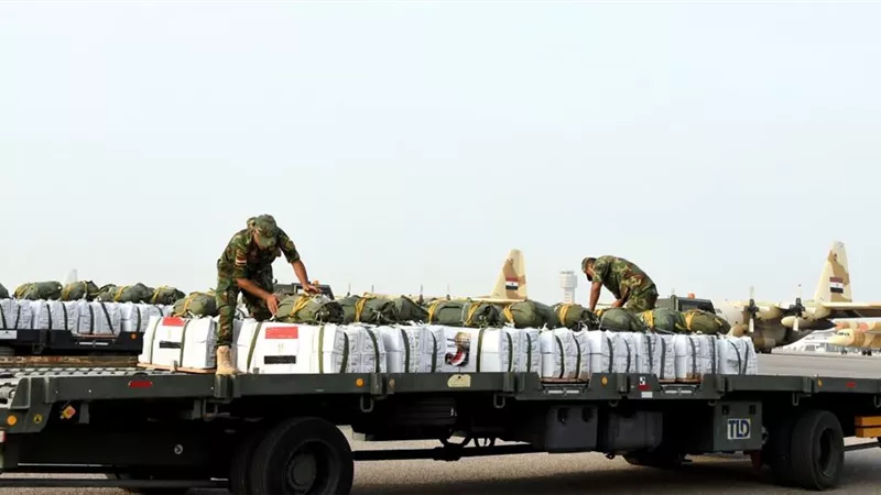 مصر تسقط مساعدات إنسانية جوًا على غزة تنفيذاً لتوجيهات الرئيس السيسي