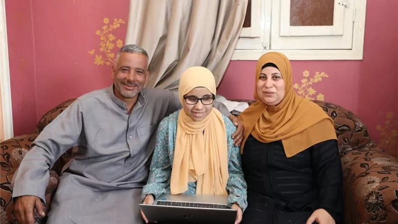 وزارة الاتصالات تسلم الطالبة هاجر الأولى على الثانوية الأزهرية مكفوفين 
