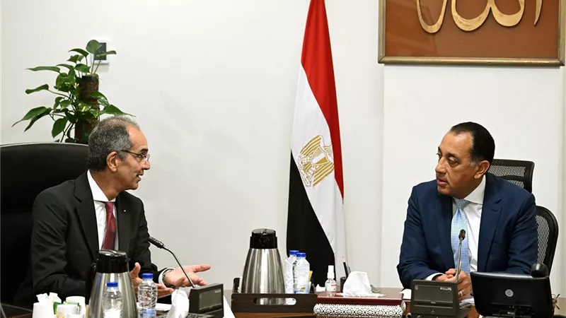 وزير الاتصالات يعرض على رئيس الوزراء تطورات موقف سنترال رمسيس 