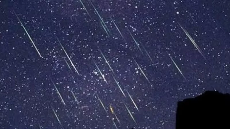 ظواهر فلكية تزين سماء أغسطس أبرزها ظهور زخات شهب البرشاويات واقترانات الكواكب 