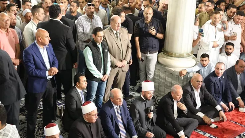 وزير الأوقاف يؤدي الجمعة من مسجد الحسين.. ويشارك المصلين حلقة ذكر ودعاء لمصر
