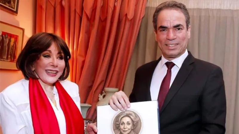 منح وسام ماسبيرو للفنانة الكبيرة لبنى عبد العزيز