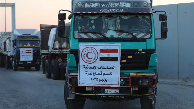 الهلال الأحمر المصري يواصل الدفع بقوافل زاد العزة بآلاف الأطنان من المساعدات لغزة