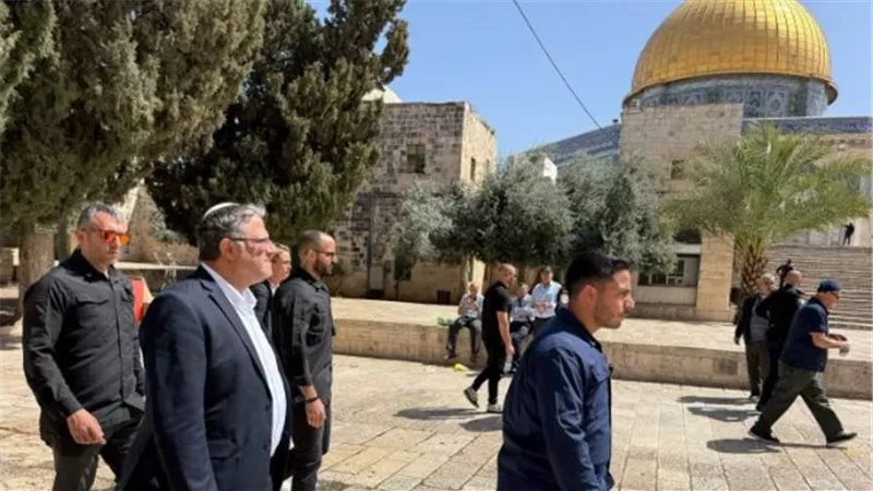وزير الدفاع الإسرائيلي يقتحم المسجد الأقصى