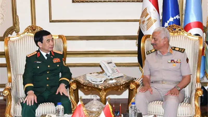 الفريق أول عبد المجيد صقر يلتقي وزير الدفاع الفيتنامي