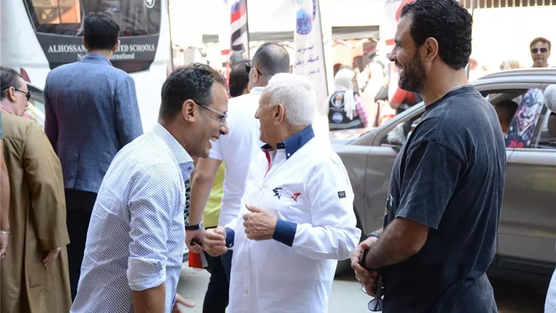 أجواء احتفالية في بولاق الدكرور.. نجوم الكرة بين الناخبين في ثاني أيام انتخابات الشيوخ