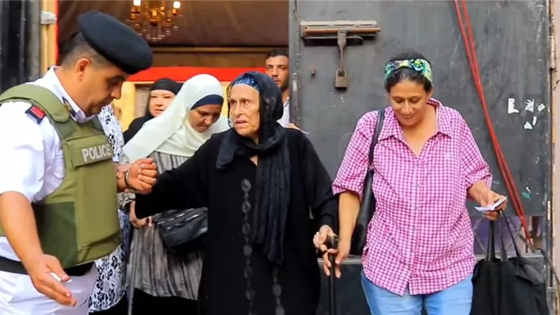 الشرطة تساعد كبار السن خلال عملية التصويت في انتخابات الشيوخ 2025