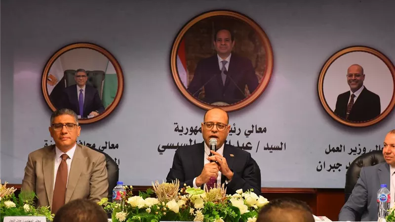 وزير العمل: لن نسمح بعمالة أجنبية على أرض مصر بدون ترخيص