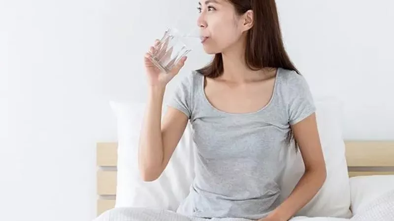  لماذا يجب شرب الماء قبل تنظيف الأسنان كل صباح؟.. إليكم التفاصيل 