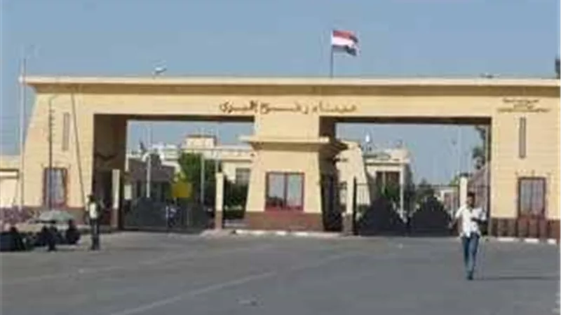 القافلة العاشرة من الإغاثة تعبر ميناء رفح إلى قطاع غزة