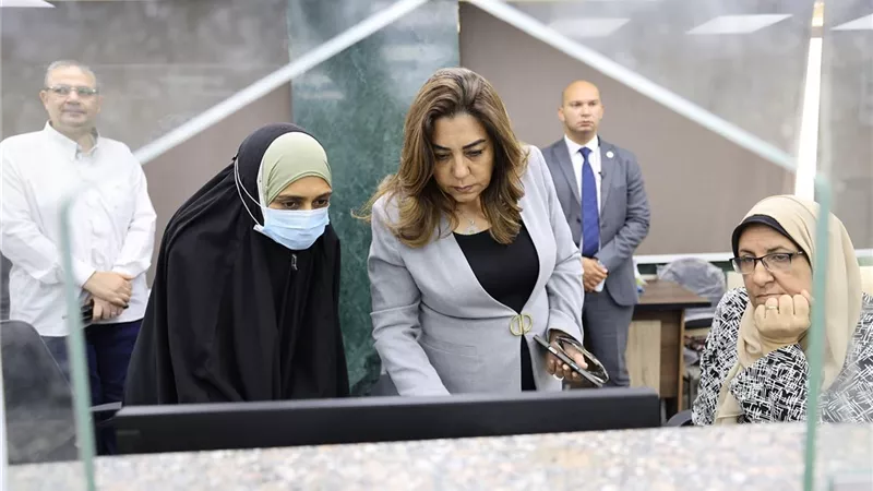 جولة مفاجئة لوزيرة التنمية المحلية على حي الموسكي بالقاهرة لمتابعة تقديم الخدمات للمواطنين