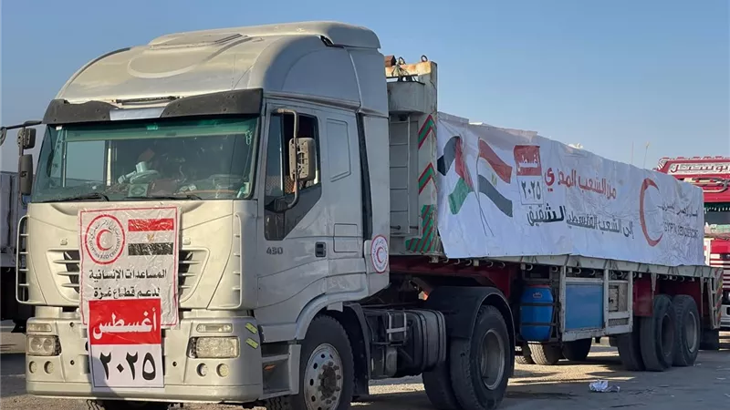 الهلال الأحمر يدفع بنحو 3 آلاف طن مساعدات لغزة