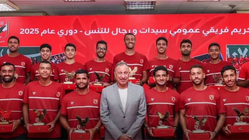 رئيس الأهلي يكرم فريقي التنس الأرضي عمومي رجال وسيدات بعد الفوز بلقب الدوري