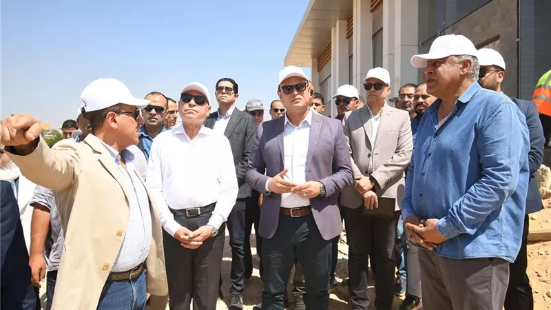 وزير الإسكان ومحافظ القاهرة يتفقدان مشروع 