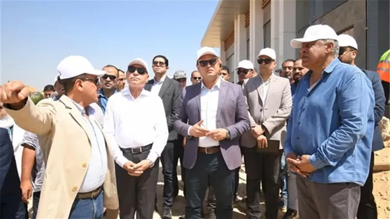 وزير الإسكان ومحافظ القاهرة يتفقدان مشروع إحياء حديقة الأزبكية