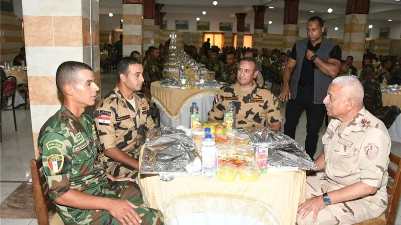 وزير الدفاع يلتقى بعدد من مقاتلي القوات الخاصة من المظلات والصاعقة